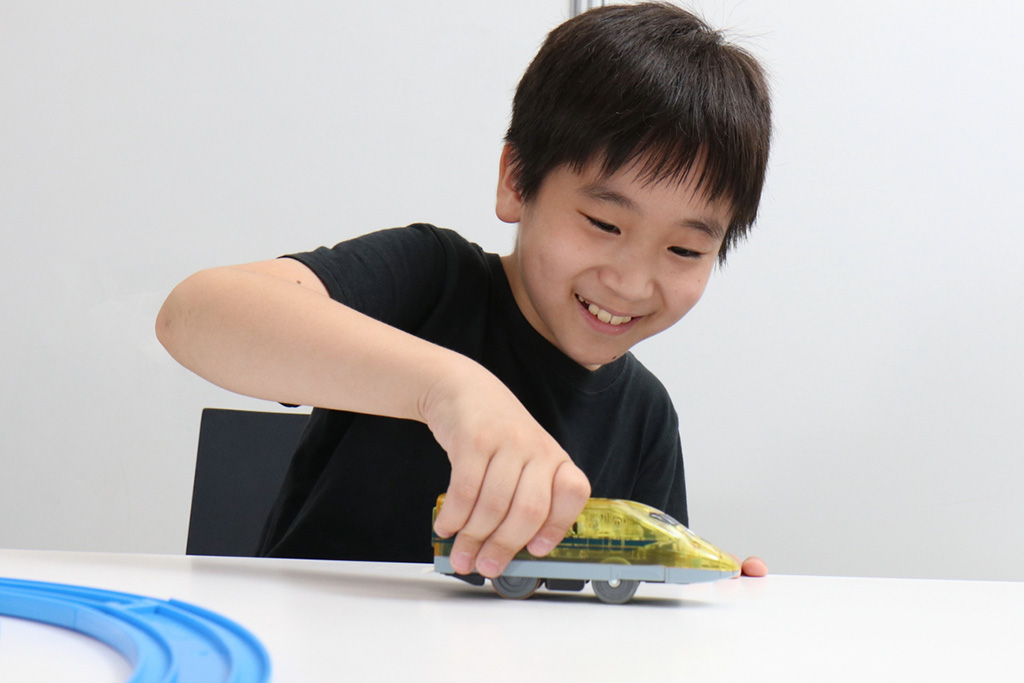 先頭車両を手でコロコロと転がすことで電力をチャージする仕組みのプラレール