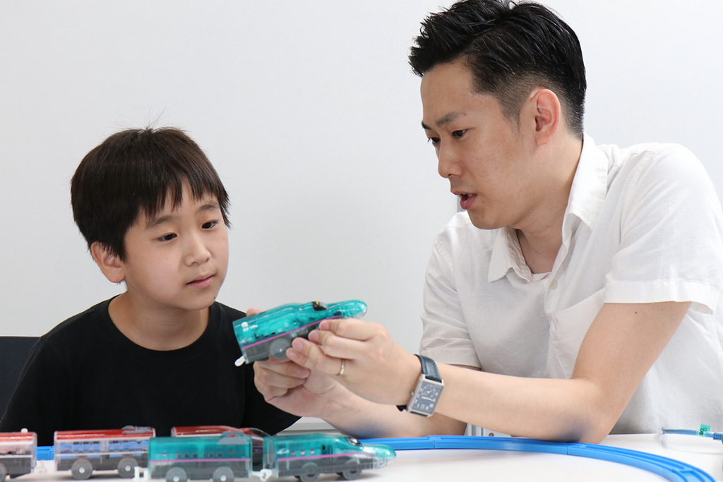 プラレール事業部の伊藤さんにお話を聞く有星くん