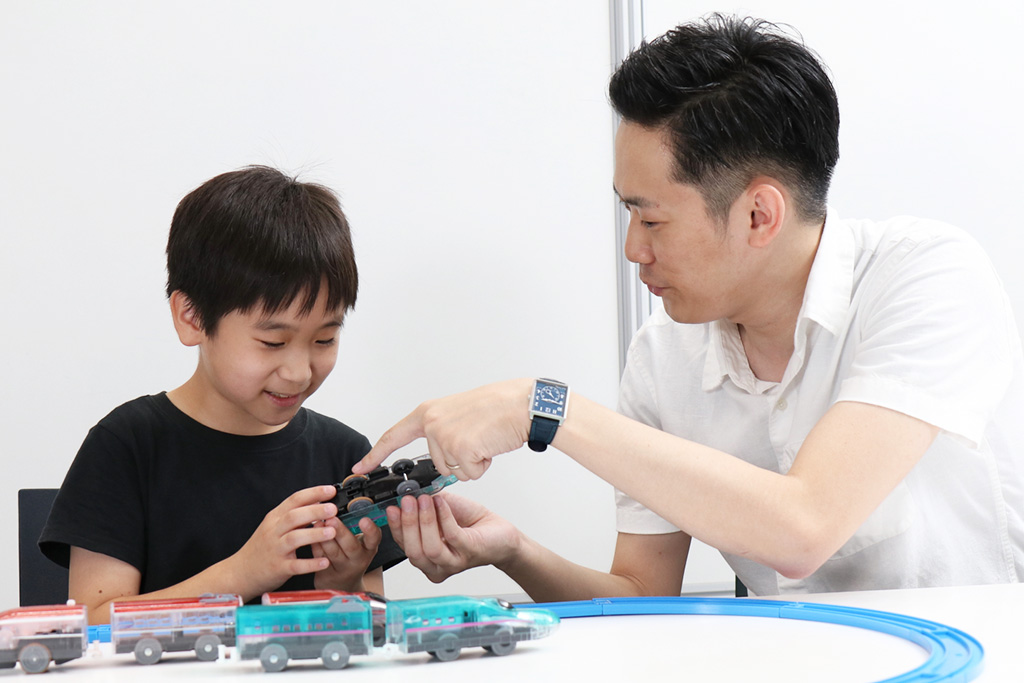 プラレール事業部の伊藤さんにお話を聞く有星くん