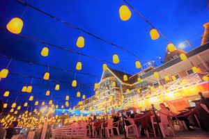 夏のハウステンボスで幻想的なランタンを楽しめるビール祭を開催！ヒマワリにあふれた園内やイルミネーションも