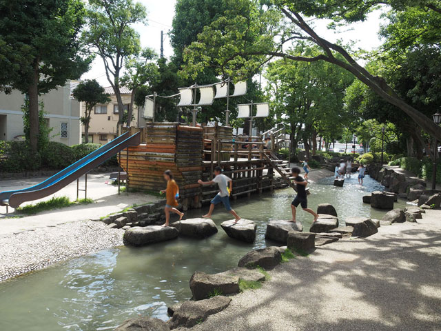 東小松川公園で水遊び」/小松川境川親水公園（東京都／江戸川区）