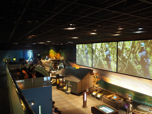 壮大な展示で荒川と人々のくらしとの関わりをメインテーマに紹介する第1展示室/埼玉県立川の博物館(埼玉県/寄居町)