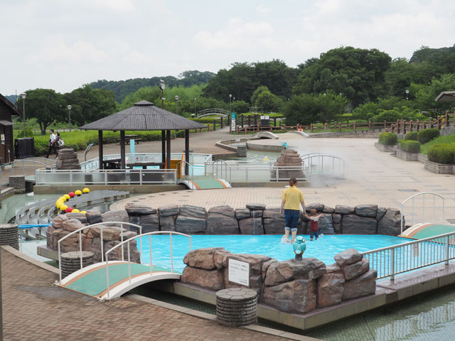 水が滝のように流れ出る放水スポットもある「たきたき島」/埼玉県立川の博物館(埼玉県/寄居町)
