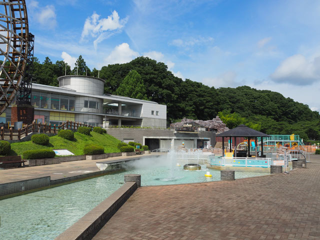 大水車を見上げる「噴水広場」/埼玉県立川の博物館(埼玉県/寄居町)
