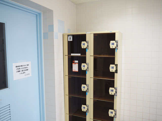 レストハウスのトイレにはコインロッカーも設置/埼玉県立川の博物館(埼玉県/寄居町)