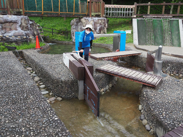 増水時に小さい川への逆流を防ぐ背割堤[せわりてい]/埼玉県立川の博物館（埼玉県／寄居町）