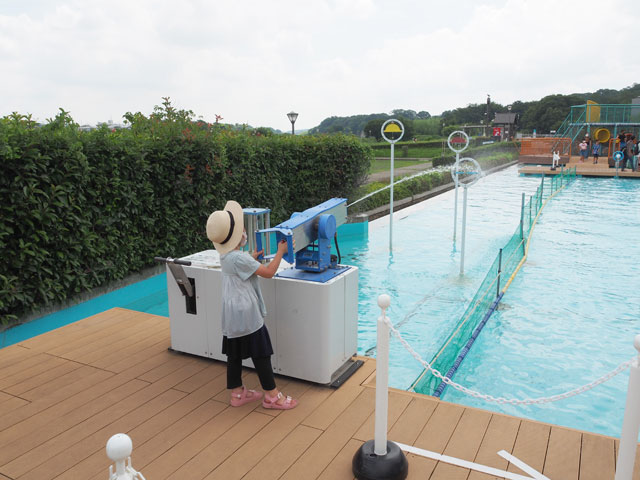 大きな水鉄砲で赤・青・黄色の3つの的を狙う「ガッチャガン」/埼玉県立川の博物館(埼玉県/寄居町)