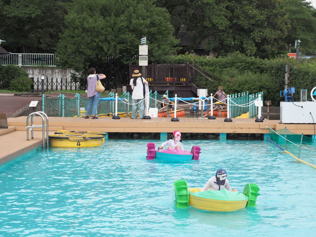 手で車を回して船を進める子ども用ボート「ザブンドーレの池」/埼玉県立川の博物館(埼玉県/寄居町)