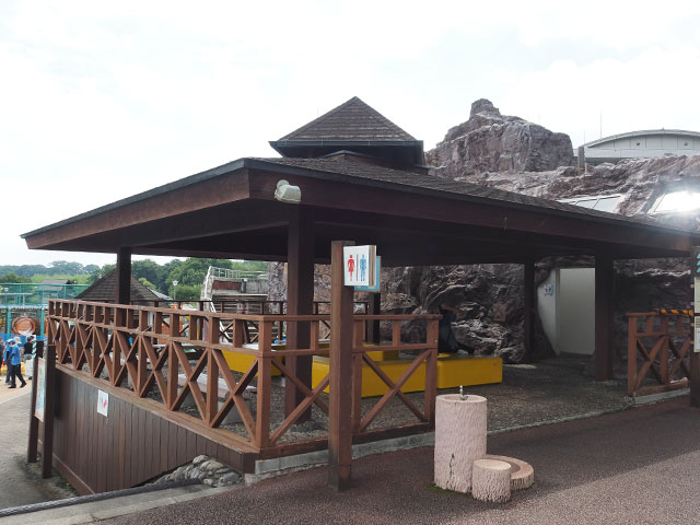 屋根付き東屋風の休憩スポット「ユッタリモッタリ」/埼玉県立川の博物館(埼玉県/寄居町)