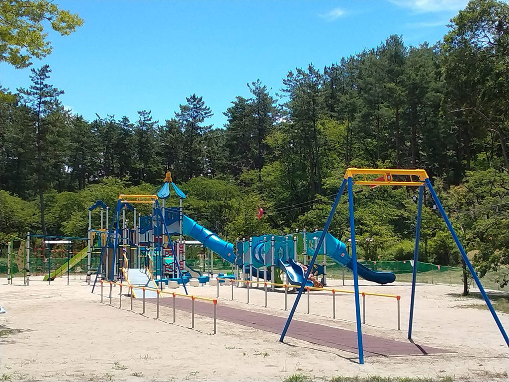 長さ10mのスカイロープ(ターザンロープ)／新潟県立紫雲寺記念公園（新潟県新発田市）