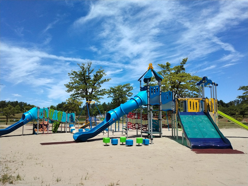 オーシャンブルーの大型アスレチック遊具／新潟県立紫雲寺記念公園（新潟県新発田市）