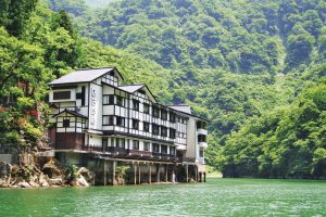 「大牧温泉観光旅館」は遊覧船でしか行けない秘境にたたずむ一軒宿