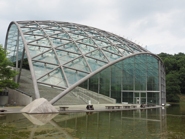 巨大なガラスドームが特徴の昆虫観察館本館/月夜野きのこ園ぐんま昆虫の森・新里（群馬県／桐生市）