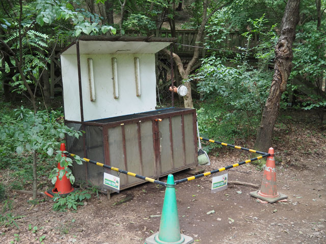 夜のうちに光で虫をおびき寄せる仕掛け/月夜野きのこ園ぐんま昆虫の森・新里（群馬県／桐生市）
