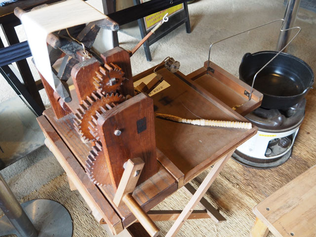 カイコのまゆから絹糸を作り出すざぐりき（座繰り機）/月夜野きのこ園ぐんま昆虫の森・新里（群馬県／桐生市）