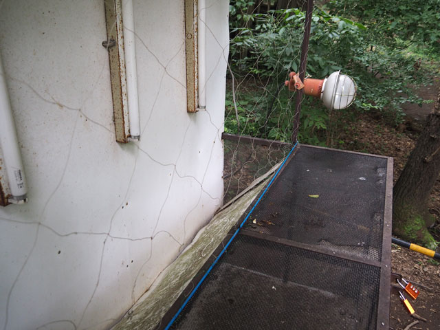 ライトの光におびき寄せられた虫たちが、斜めの板をすべり落ちてカゴの中に入ってしまう仕組み/月夜野きのこ園ぐんま昆虫の森・新里（群馬県／桐生市）