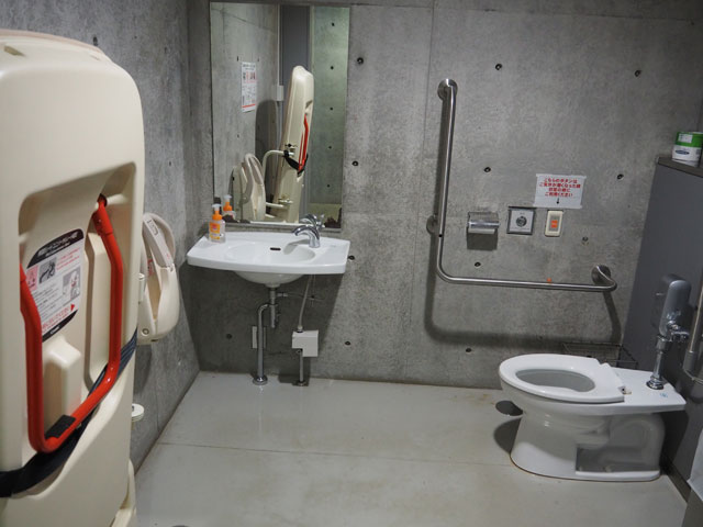 ベビーシートとしても使える多目的ユニバーサルシートも多くのトイレに設置/月夜野きのこ園ぐんま昆虫の森・新里（群馬県／桐生市）