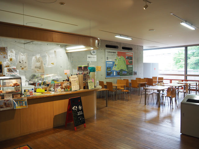 カレーライスやうどんなどのフードメニュー、デザート類が揃います/月夜野きのこ園ぐんま昆虫の森・新里（群馬県／桐生市）