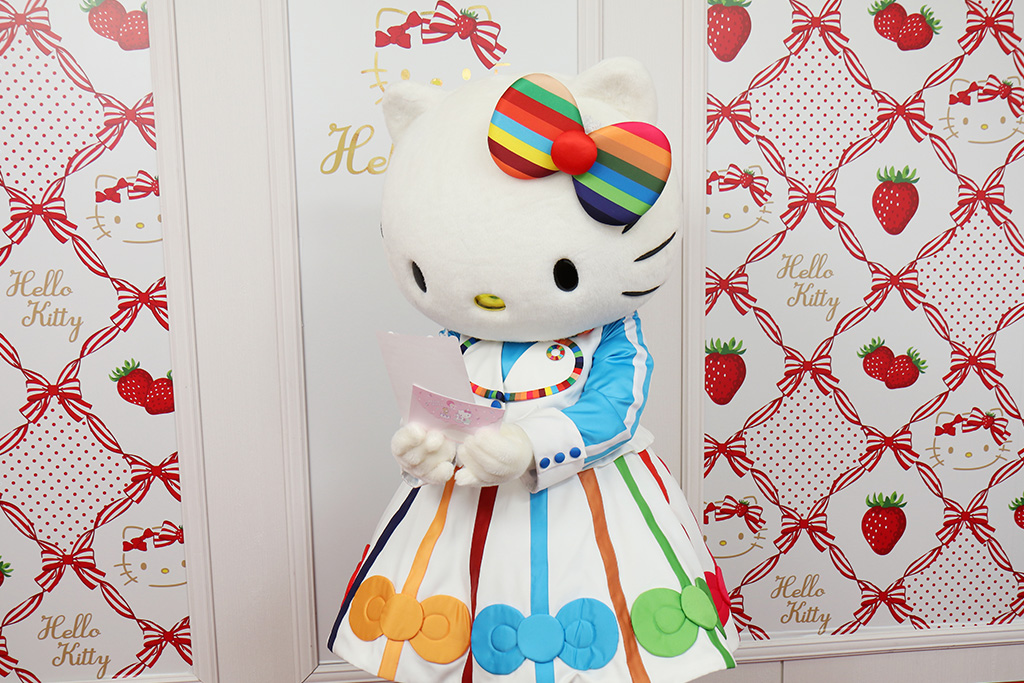 手紙を読むキティちゃん