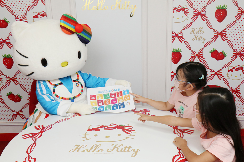 SDGs について、キティちゃんと一緒にいろいろなお話をする2人