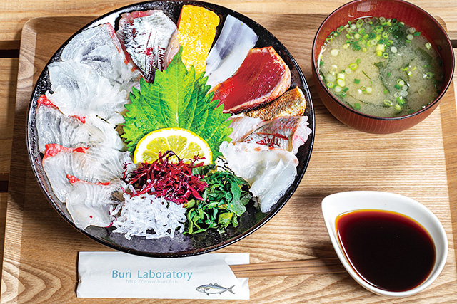 海鮮丼/道の駅 かまえ Buri Laboratory(大分県/佐伯市)