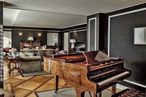 「HOTEL ALLAMANDA AOYAMA」は都会のど真ん中でグランドピアノの弾き語りが叶うホテル
