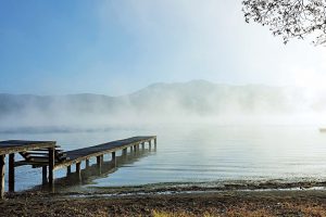 フィンランドのような森の湖畔に建つ「LAMP 野尻湖」で本格的なサウナ体験