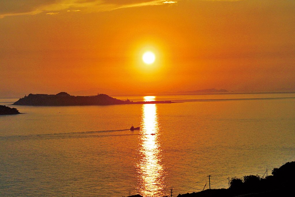 オレンジに染まる岬の絶景スポット/道の駅 夕陽が丘そとめ（長崎県／長崎市）