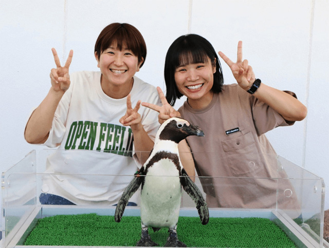 ペンギンと一緒に記念撮影/仙台うみの杜水族館(宮城県/仙台市)