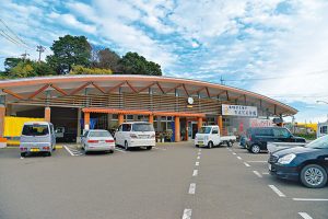 道の駅 黒之瀬戸だんだん市場は生け簀で泳ぐ鮮度抜群の魚介を販売！