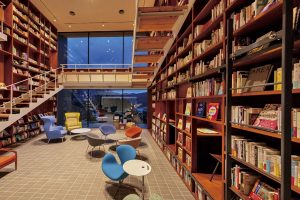 「箱根本箱」は本に囲まれて過ごせる、自然と温泉のある秘密基地