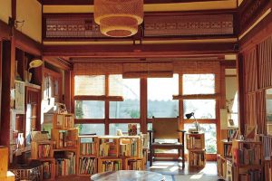 「佐賀・古湯温泉／ 泊まれる図書館｢暁」」は、本好きの夢が叶う宿