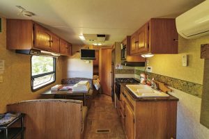 緑豊かな住宅街にたたずむ「泊まれる秘密基地 L-BASE」は遊び心あふれる秘密基地