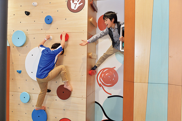 不思議な形のクライミングに挑戦! /ボーネルンド プレイヴィル 安満遺跡公園(大阪府/高槻市)