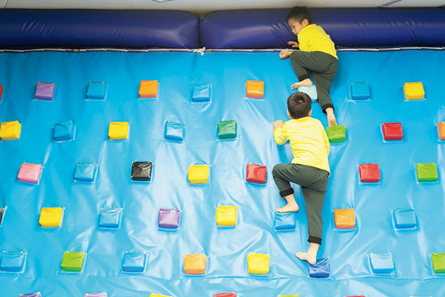 ローラーの中で遊ぶ様子/ボルダリングにトライ!/ATC あそびマーレ(大阪府/大阪市)