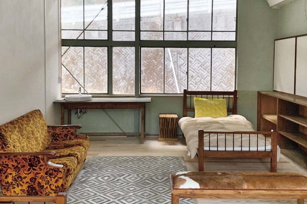 山あいの町に溶け込む「ハレとケ デザインホステル」は小学校を改装したゲストハウス