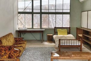 山あいの町に溶け込む「ハレとケ デザインホステル」は小学校を改装したゲストハウス