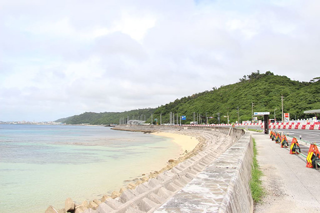 海側の駐車場からみた名護湾/道の駅許田(沖縄県/名護市)