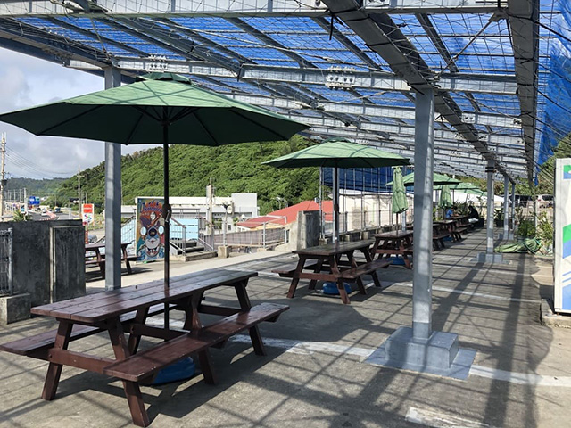 パラソル付きのデッキチェア/やんばる物産センター(沖縄県/名護市)