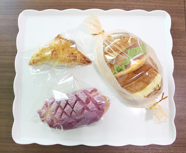 ラ・ガールサンド(右)、三角田芋パイ(左上)、恋紅メロンパン(左下)/道の駅許田(沖縄県/名護市)