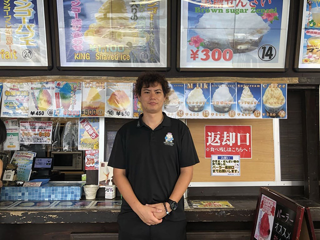 地元、名護市出身の副駅長、渡具知夏也さん/道の駅許田(沖縄県/名護市)