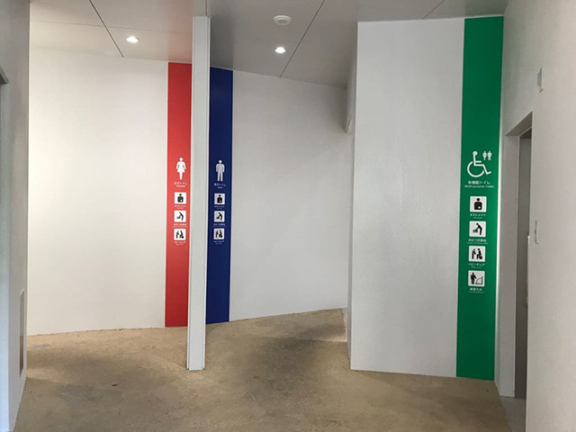 道路情報ターミナル1階のトイレの入口/道の駅許田(沖縄県/名護市)