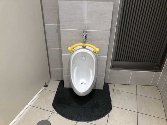 1階女子トイレにある男児用の便器/道の駅許田(沖縄県/名護市)