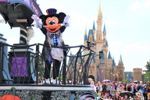 【2022】東京ディズニーリゾートのハロウィーン情報まとめ！スプーキー”Boo！”パレードやハロウィーン・グリーティングは子どもも楽しめるプログラム♪