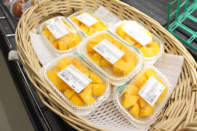 カットフルーツも販売/おんなの駅なかゆくい市場(沖縄県/恩納村)