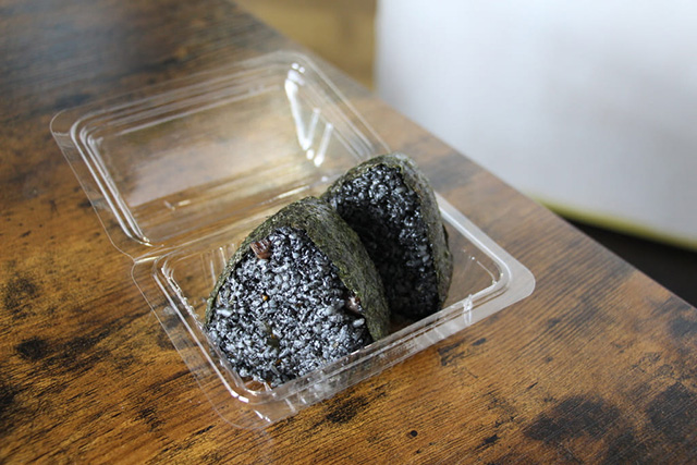 イカスミジューシーのおにぎり/おんなの駅なかゆくい市場(沖縄県/恩納村)