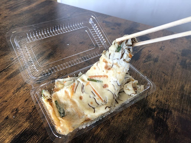 お好み焼きのようなヒラヤーチー/おんなの駅なかゆくい市場(沖縄県/恩納村)