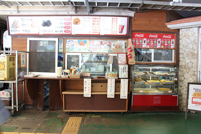 集落にあるお総菜屋さんといった店構え/おんなの駅なかゆくい市場(沖縄県/恩納村)