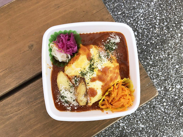 ハヤシオムライス/おんなの駅なかゆくい市場(沖縄県/恩納村)