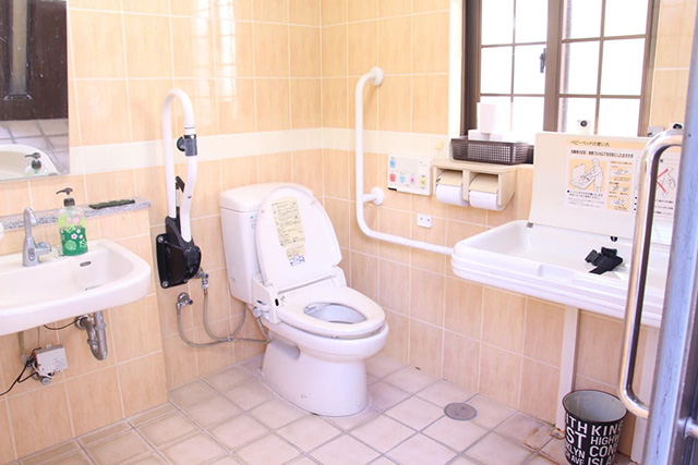 自然博物情報館の多目的トイレ/ネオパークオキナワ(沖縄県/名護市)